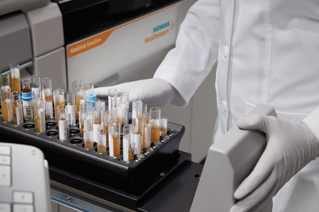 Consolidated automated clinical chemistry and immunoassay analyzer